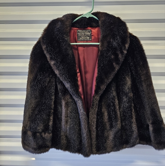 FAUX FUR CAPE STOLE SHAWL SIZE: Medium-Large - Picture 10 of 10